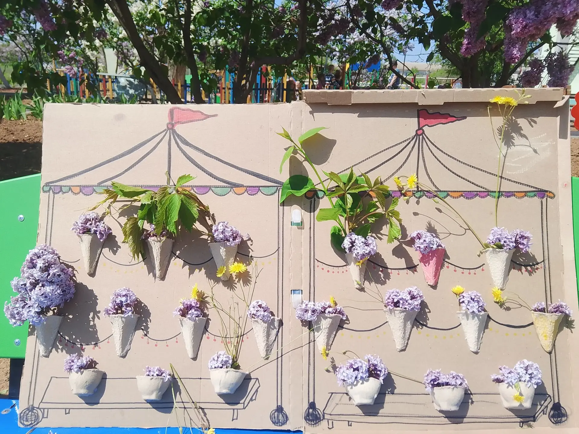 🌷🌻🌼🥀Дети собрали на участке очень красивые цветы и создали роскошную композицию.

 Они использов