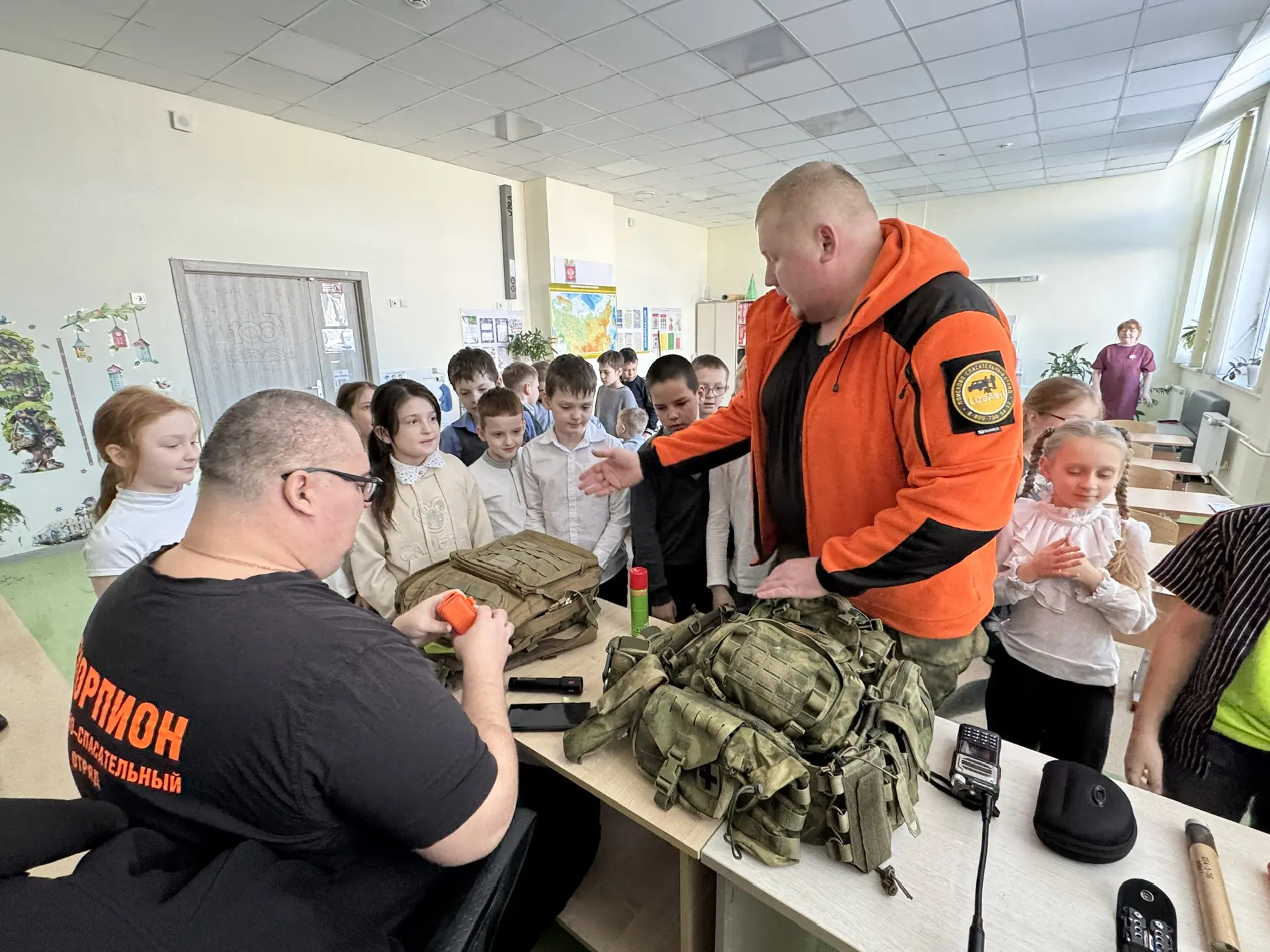 Спасатели пришли к малышам: важный урок перед праздником 🧡  В преддверии Дня защитника Отечества в н