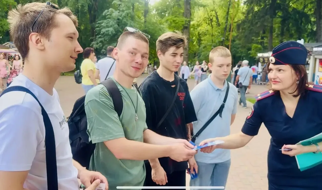 Калужские полицейские провели акцию «Один день с полицией России»🤍💙❤️

⛲️ В Центральном городском 