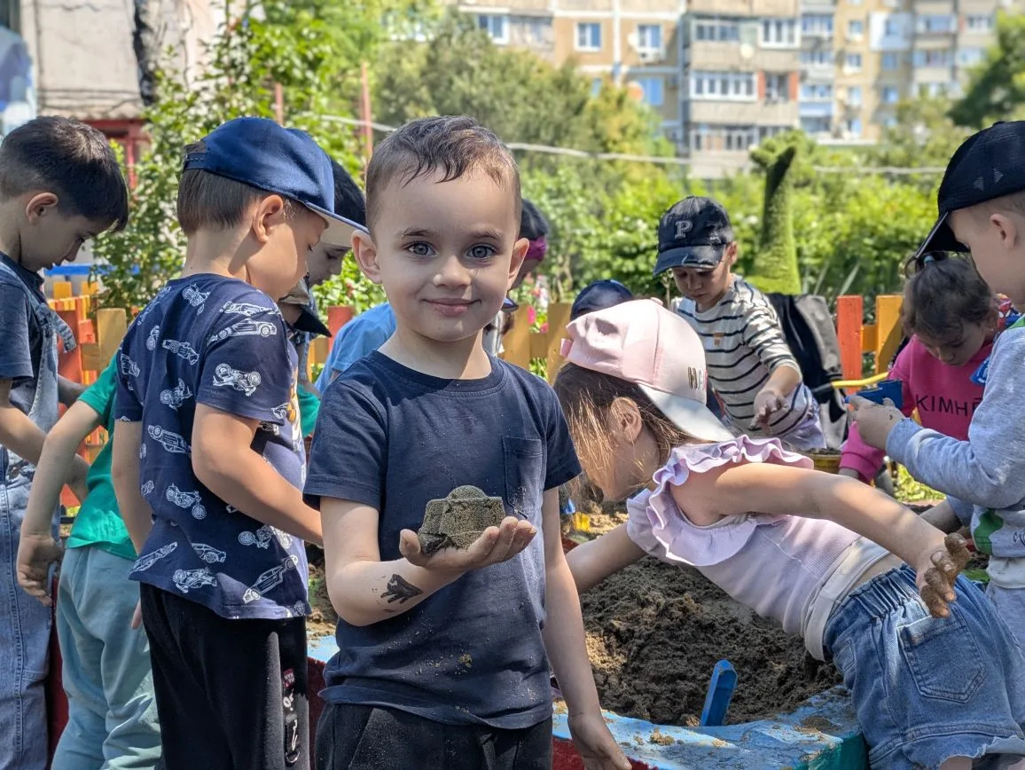 Первая летняя неделя заканчивается прекрасно! ☀️

Средняя группа «Солнышко» проводит тёплые деньки с