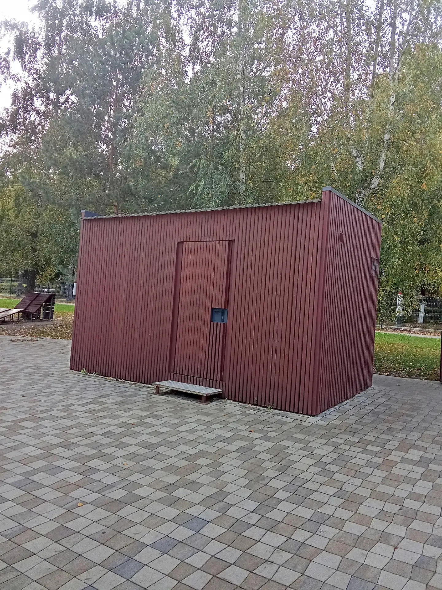 Вроде мелочь, а не приятно. Даже туалеты общественные молодежь портит(((как их родители...
