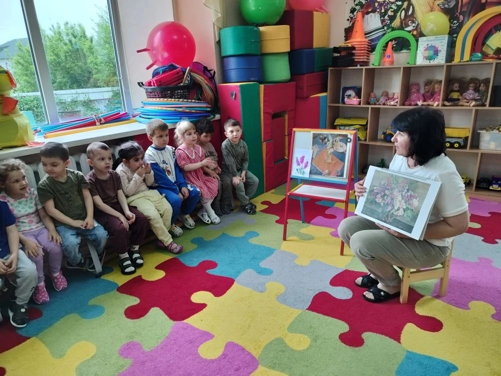 В Международный день сирени, дети 2 средней группы познакомились с разновидностями этог...