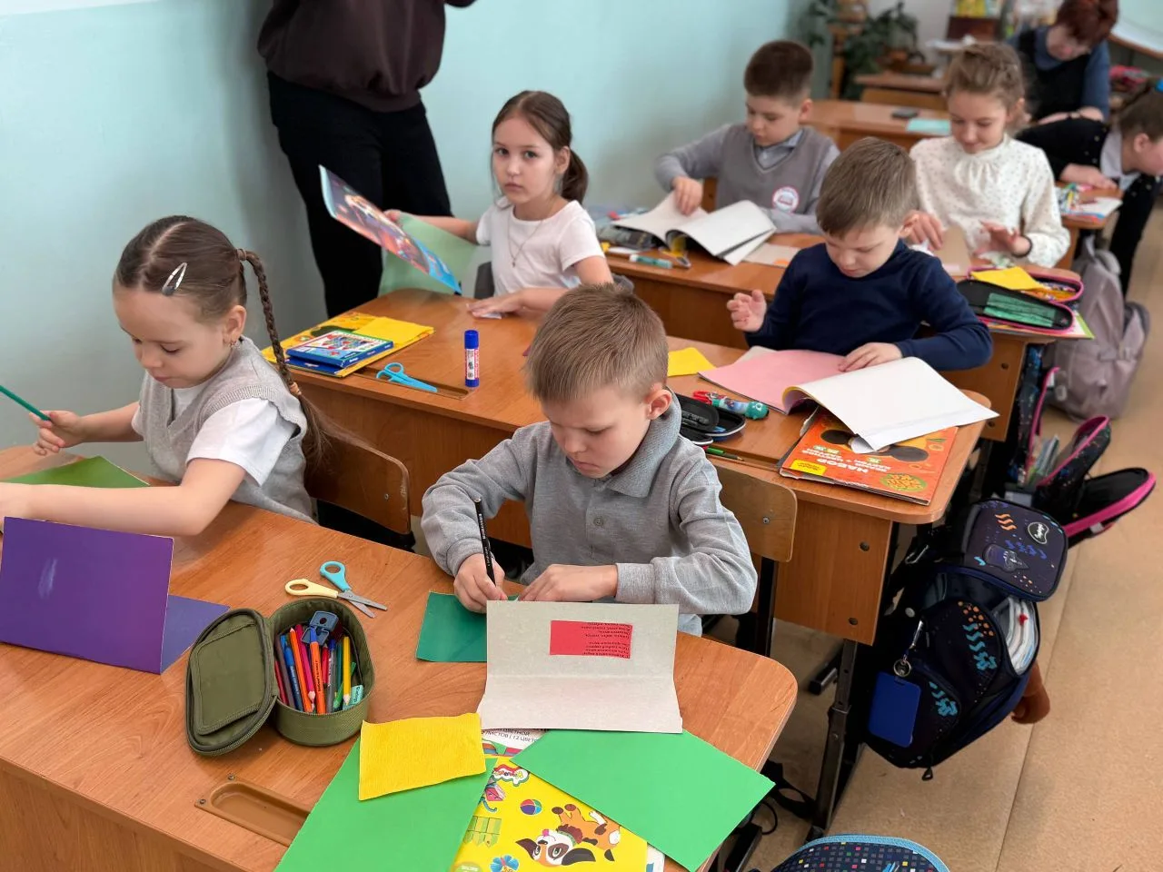 🌸 Маленькие руки — большое сердце! 🌸  Совет учащихся нашей школы вместе с первоклассниками из 1 «Б» 