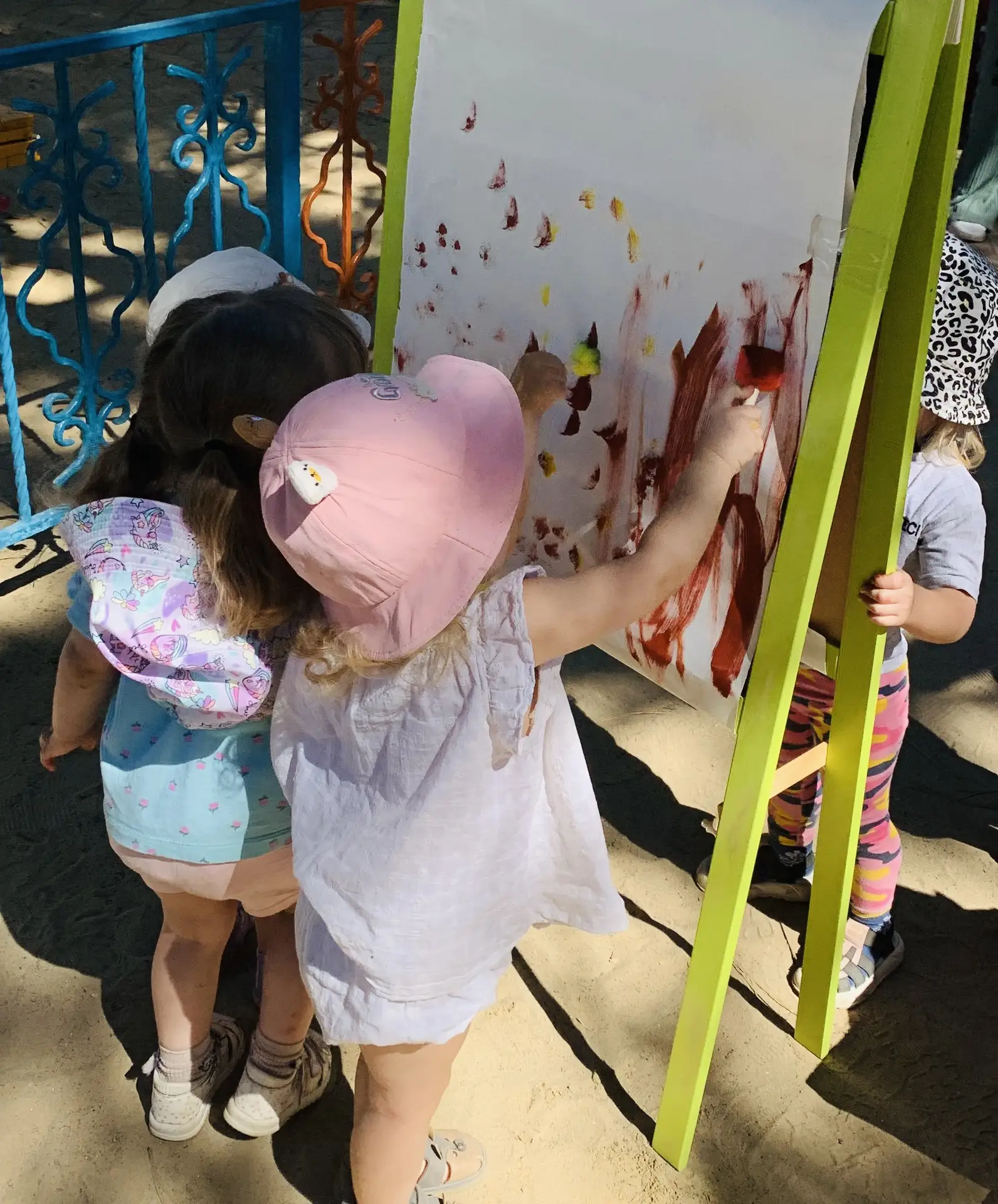 В группе раннего возраста день настоящего искусства - малыши рисовали с помощью штампов...