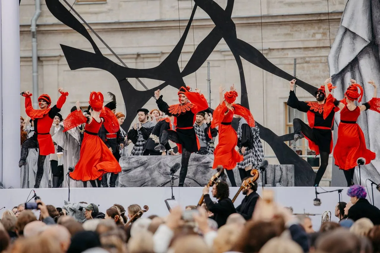 🎭 В Гатчине под открытым небом представили оперу «Лючия ди Ламмермур»

На площади перед Гатчинским 
