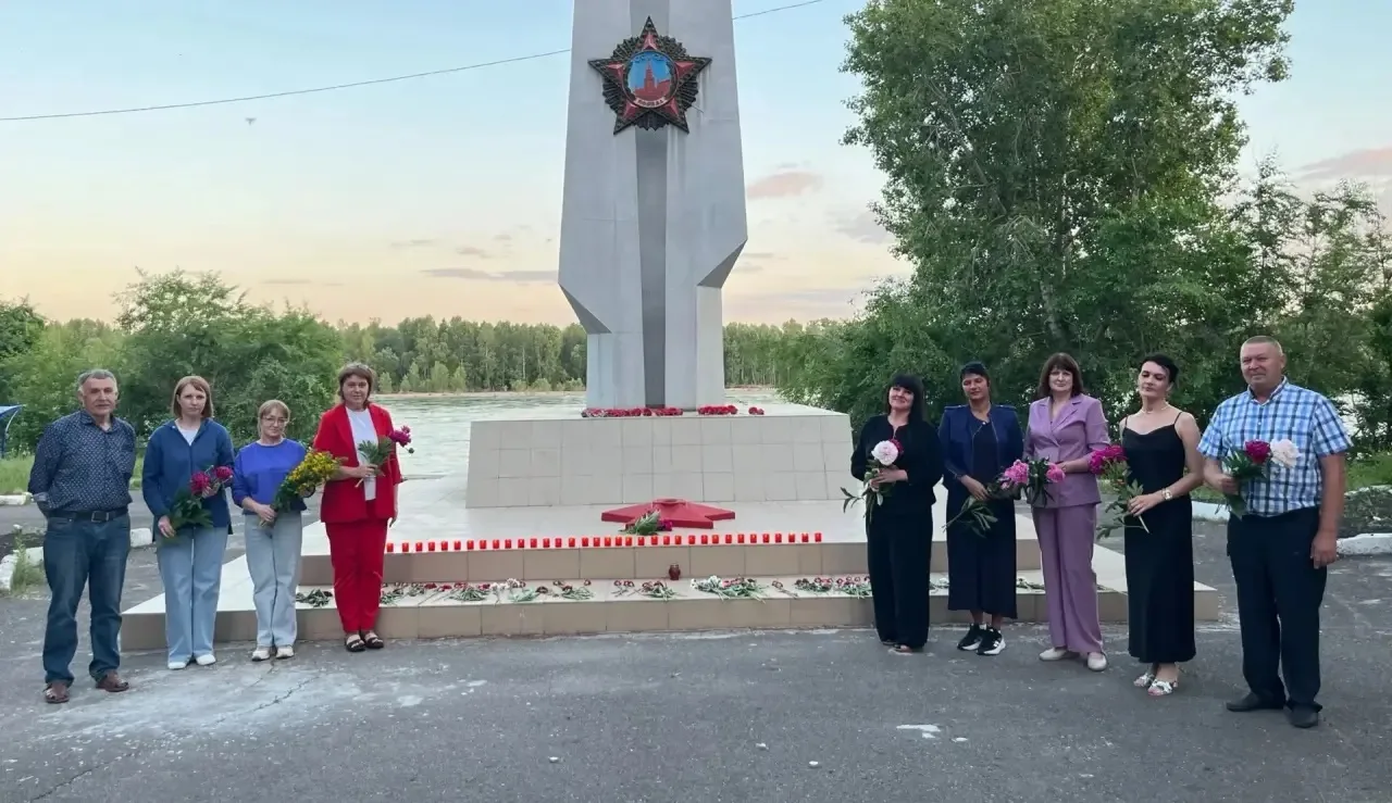 СФР посёлка Курагино принял участие в акции «Свеча памяти»
Сотрудники Социального фонда России в Кур