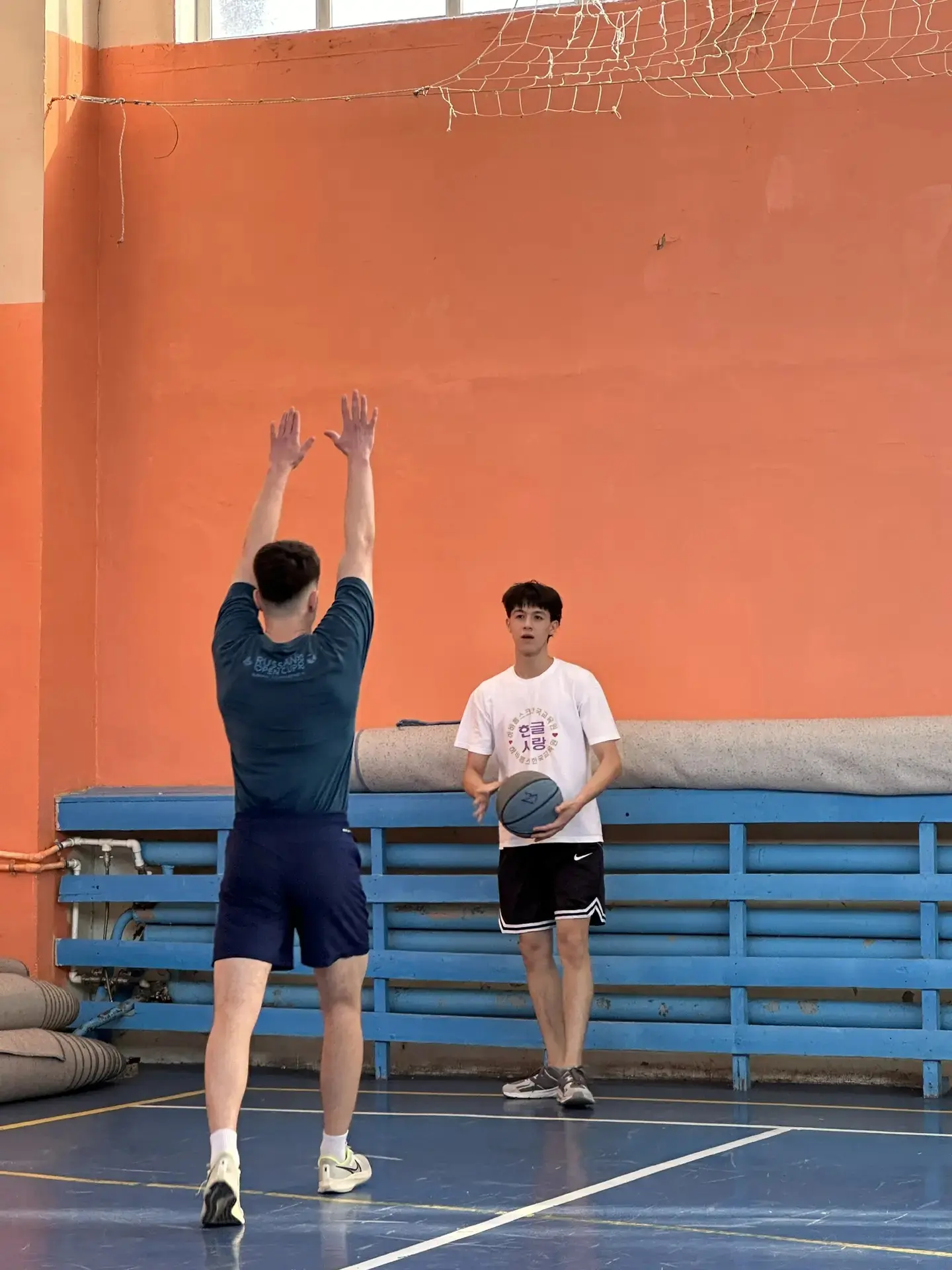 🏀В втором корпусе прошла товарищеская встреча по баскетболу среди учеников 10 класса и выпускников н