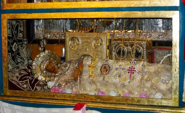 Подлинная плащаница Пресвятой Богородицы в Гефсиманском саду в Иерусалиме.