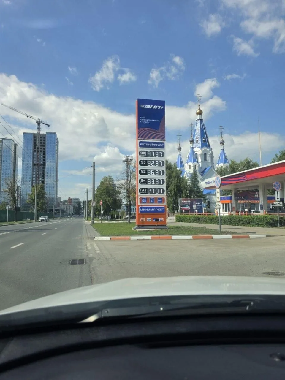 В Самаре литр бензина АИ-95 стоит уже 93 рубля. Такие цены заметили на заправке "ВНП+" на улице Мичу