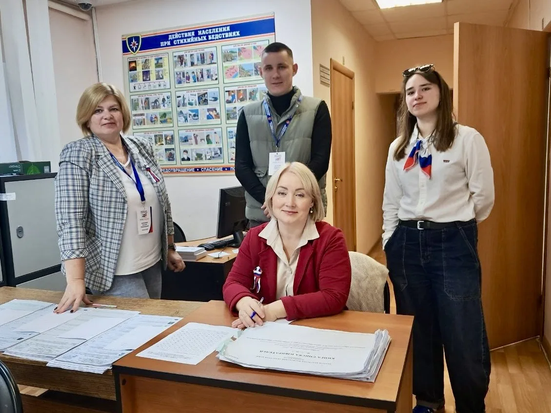 Ровно в 8 утра к работе приступил избирательный участок №1825 в здании администрации те...