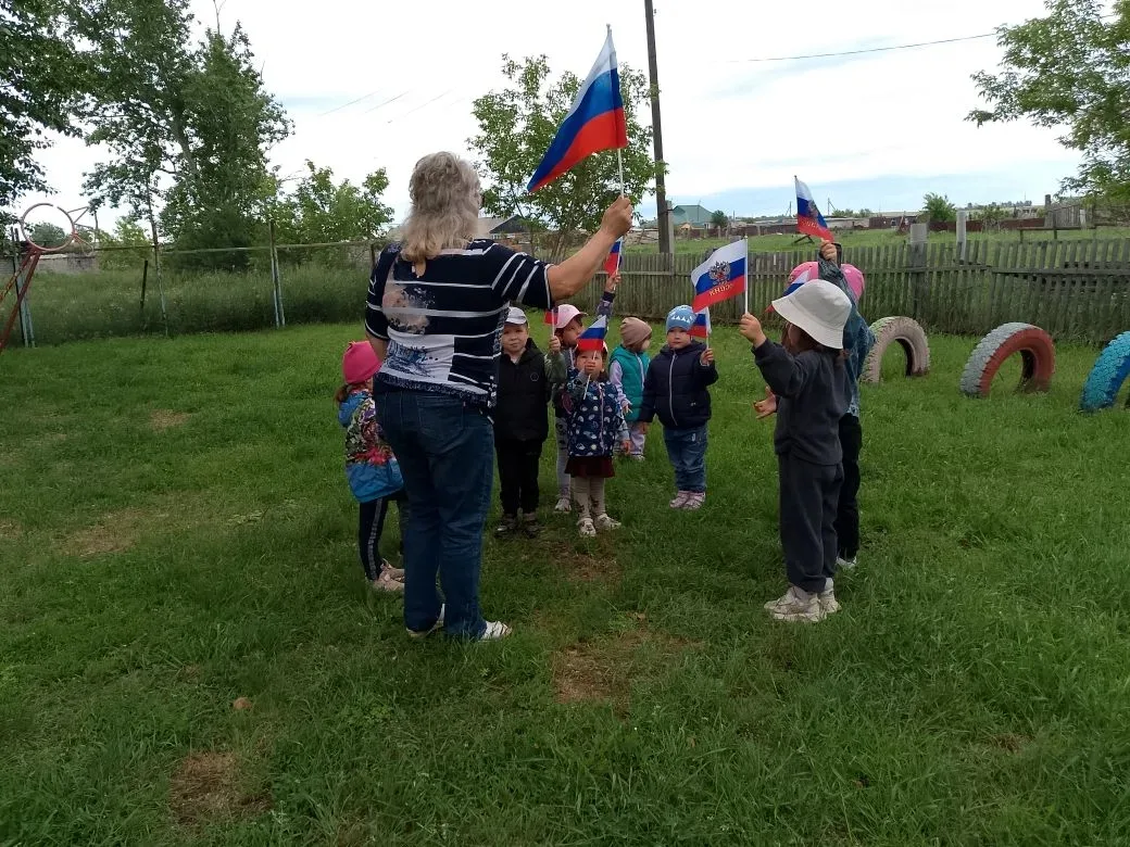 12 июня- День России. В этот день мы чествуем нашу Родину. День России- это праздник свободы ,мира и