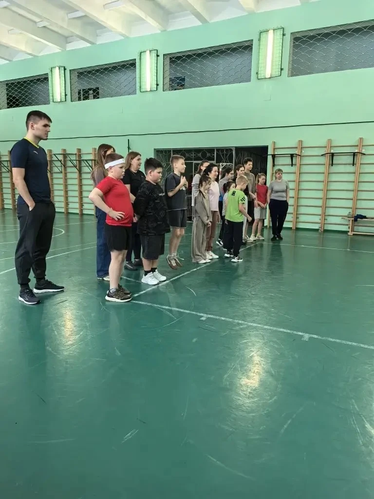 Позитивные каникулы🎄❄️☃️ Сегодня спортивный зал школы превратился в настоящую зимнюю эстафету.  Учен