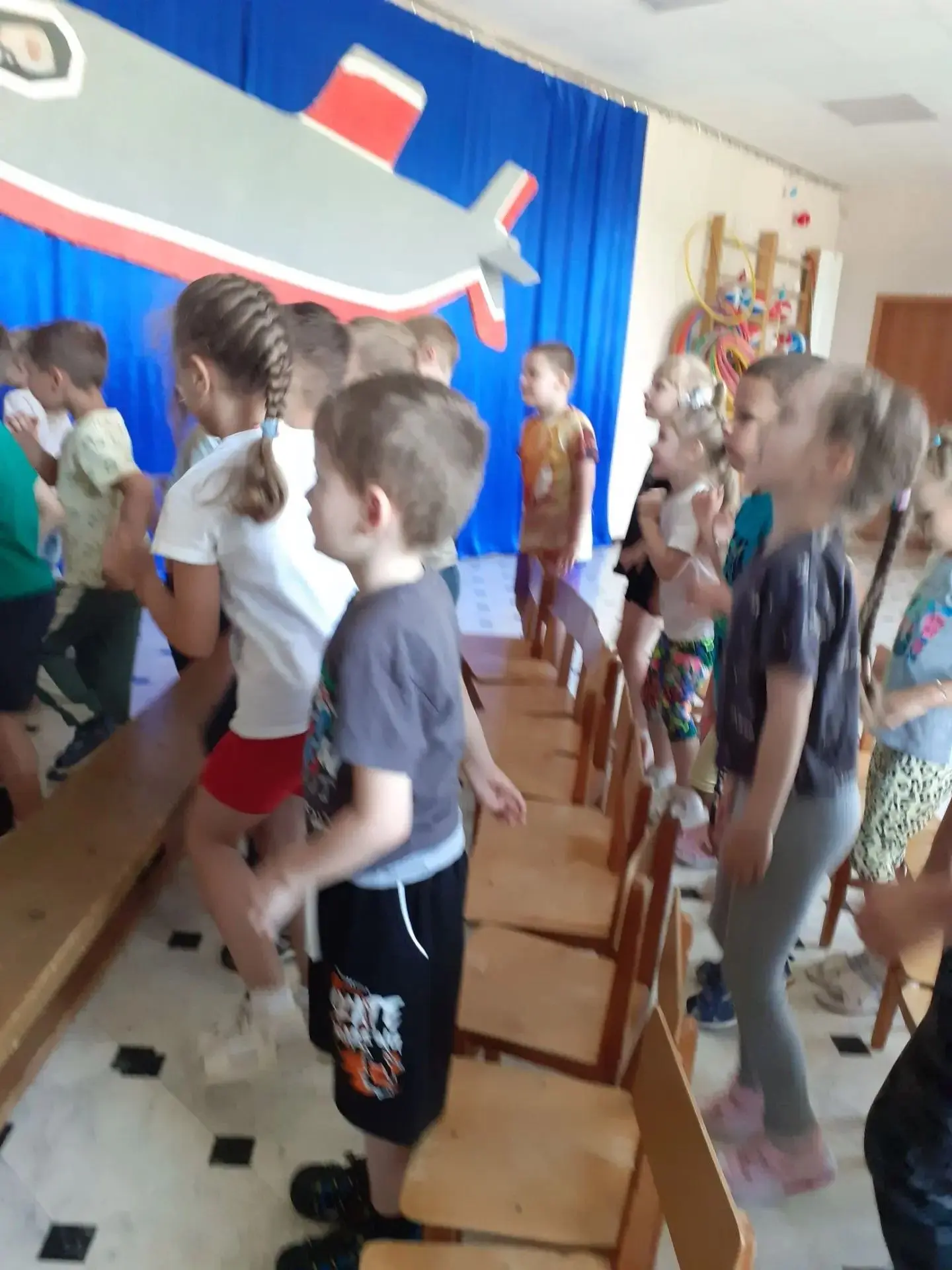 Дети средней группы просмотрели театр на большом экране   "Пешеходики". Спектакль помог малышам закр