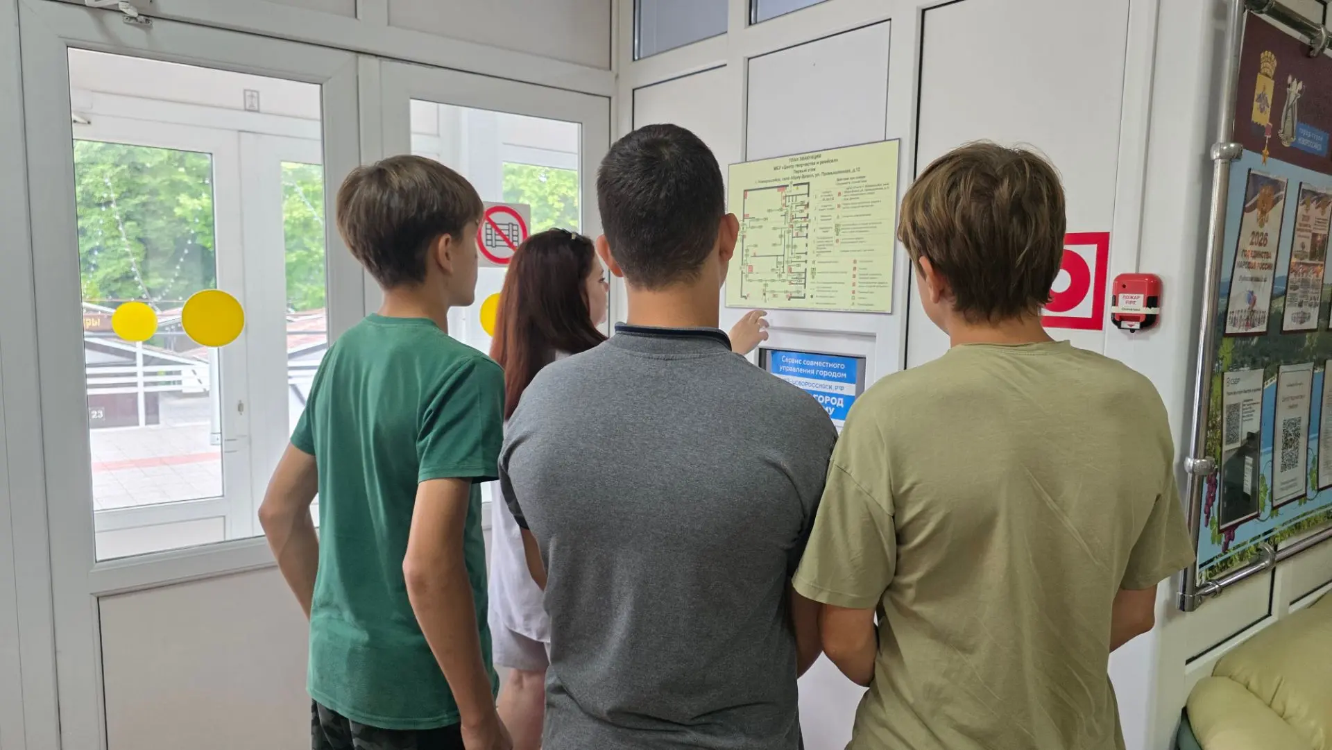 Защита безопасности  и здоровье — главное в работе для подростков.

Специалист Центра творчества и р