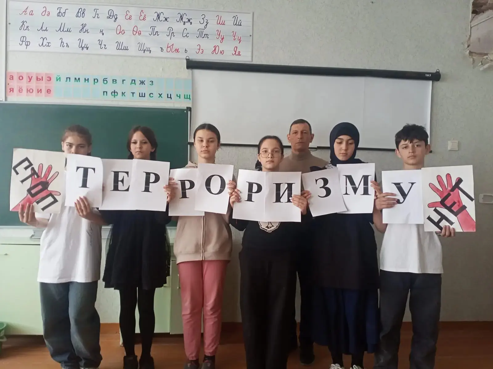 Сегодня учитель ОБЗР Ахметзянов Р. Р. провели в школе тематический урок «Нет- терроризм...