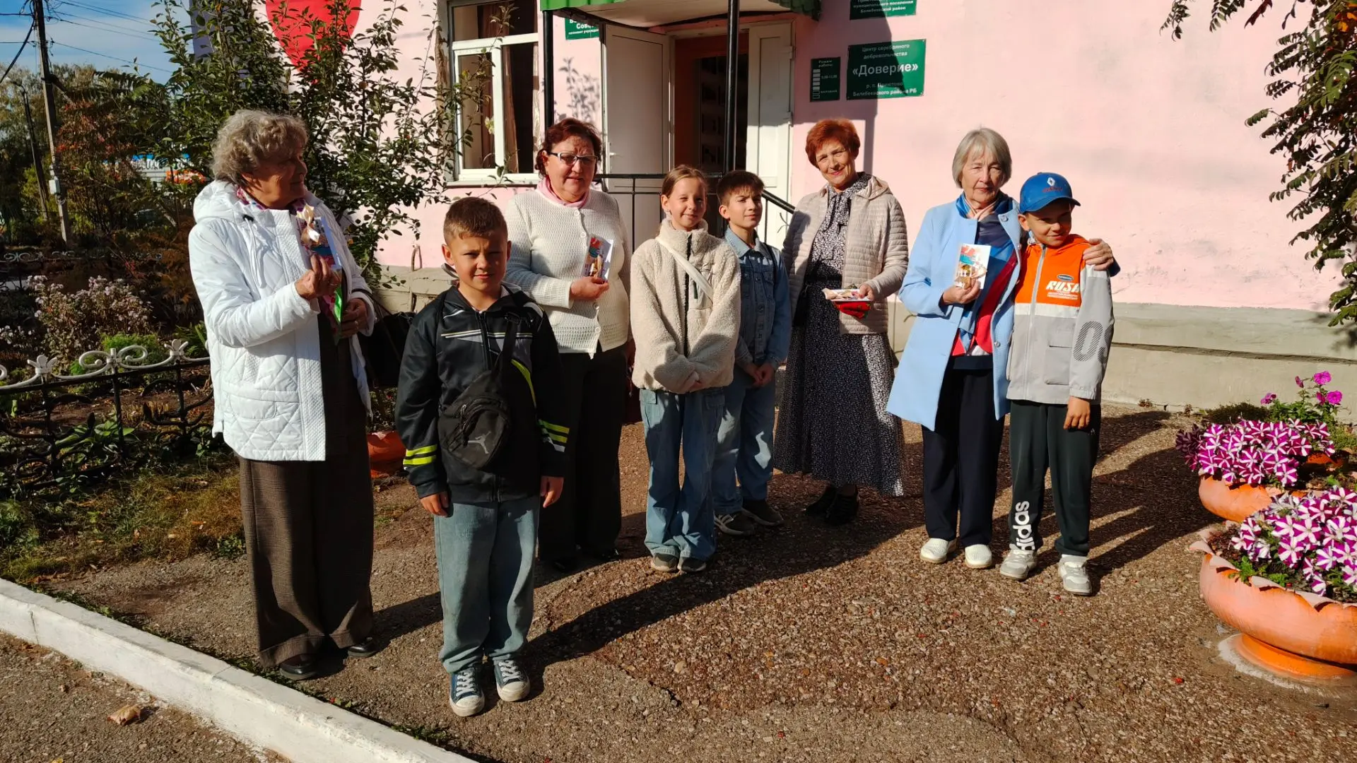 Маленькие шаги с большим сердцем: наши ребята поздравили старшее поколение!