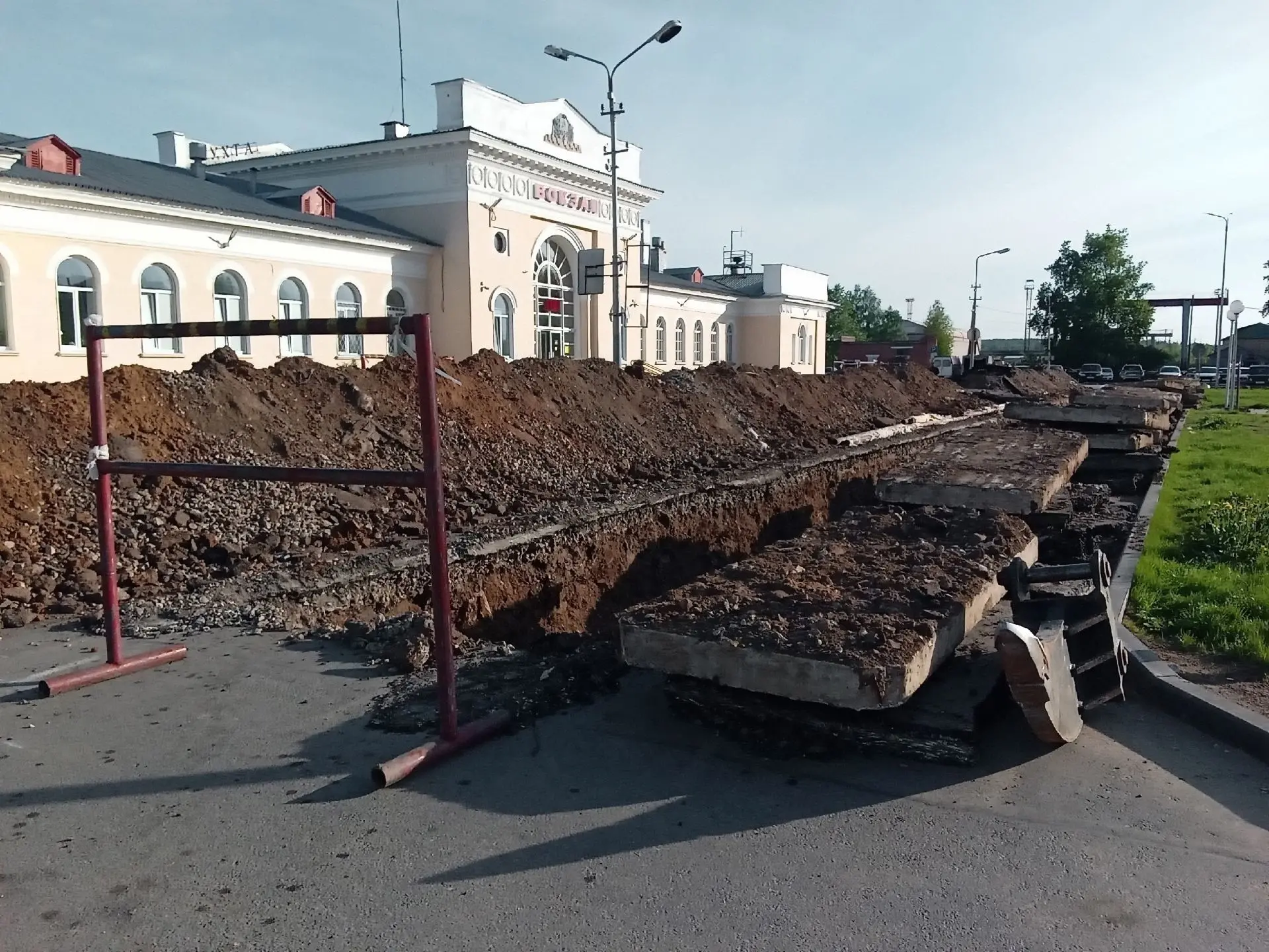 Без комментариев. 
В прошлом году было проведено благоустройство территории возле вокзала.
Из Федера