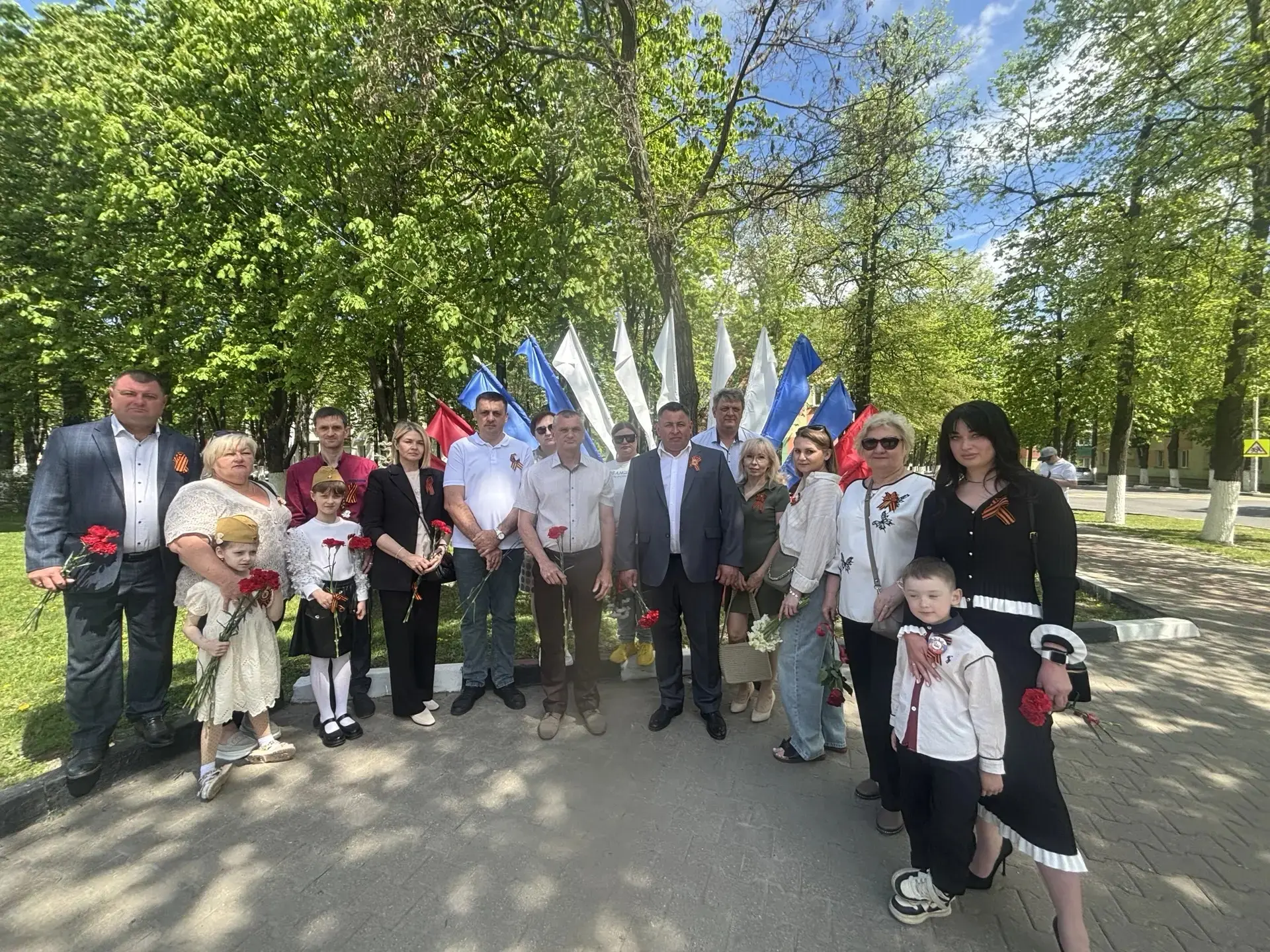 Сегодня наш коллектив принял участие в возложении цветов у Вечного Огня, отдав дань памяти и уважени