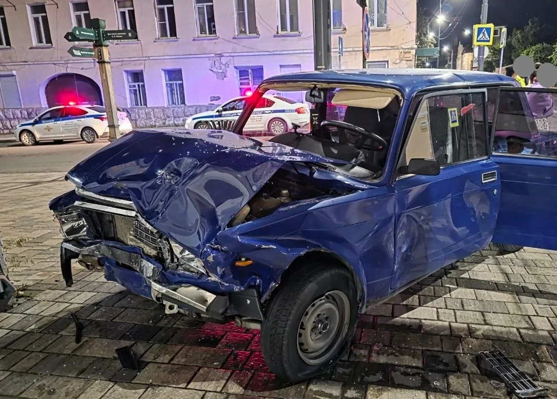 Предварительно установлено, что 15 июня в 23 часа 35 минут в районе д. 5 по ул. Коммуна...