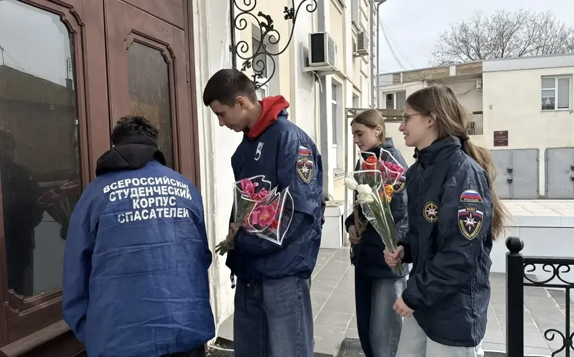 🌸 Эх, этот весенний женский день!   В честь 8 Марта добровольцы Всероссийского студенческого корпуса