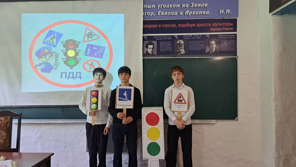 🚦 Классный час «Три сигнала светофора» состоялся в 8 «А» классе!

На занятии ребята:
🔸 вспомнили и