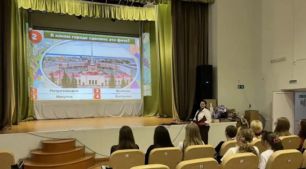 🇷🇺04.06 июня Работники МБУК Осиковского с/п в рамках «Пушкинской карты» провели квиз «Единство нар