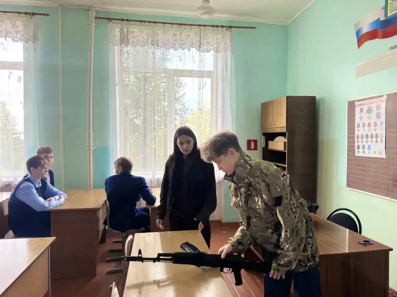 🇷🇺В рамках военно-патриотического воспитания отряд «Зарница» приступил к освоению раз...