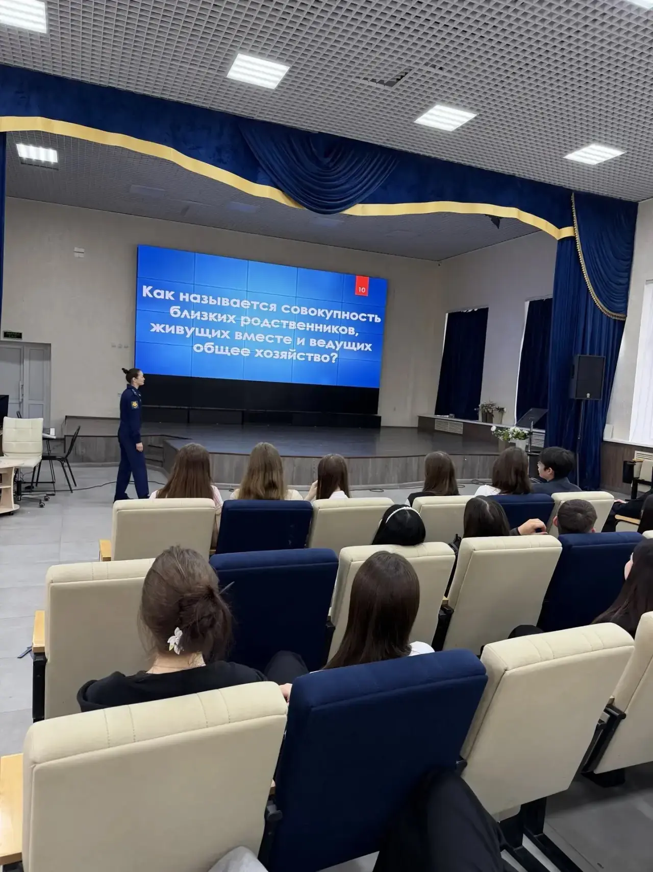 🗓 Сегодня для обучающихся 10‑х классов прошёл урок мужества с участием должностных лиц военного коми