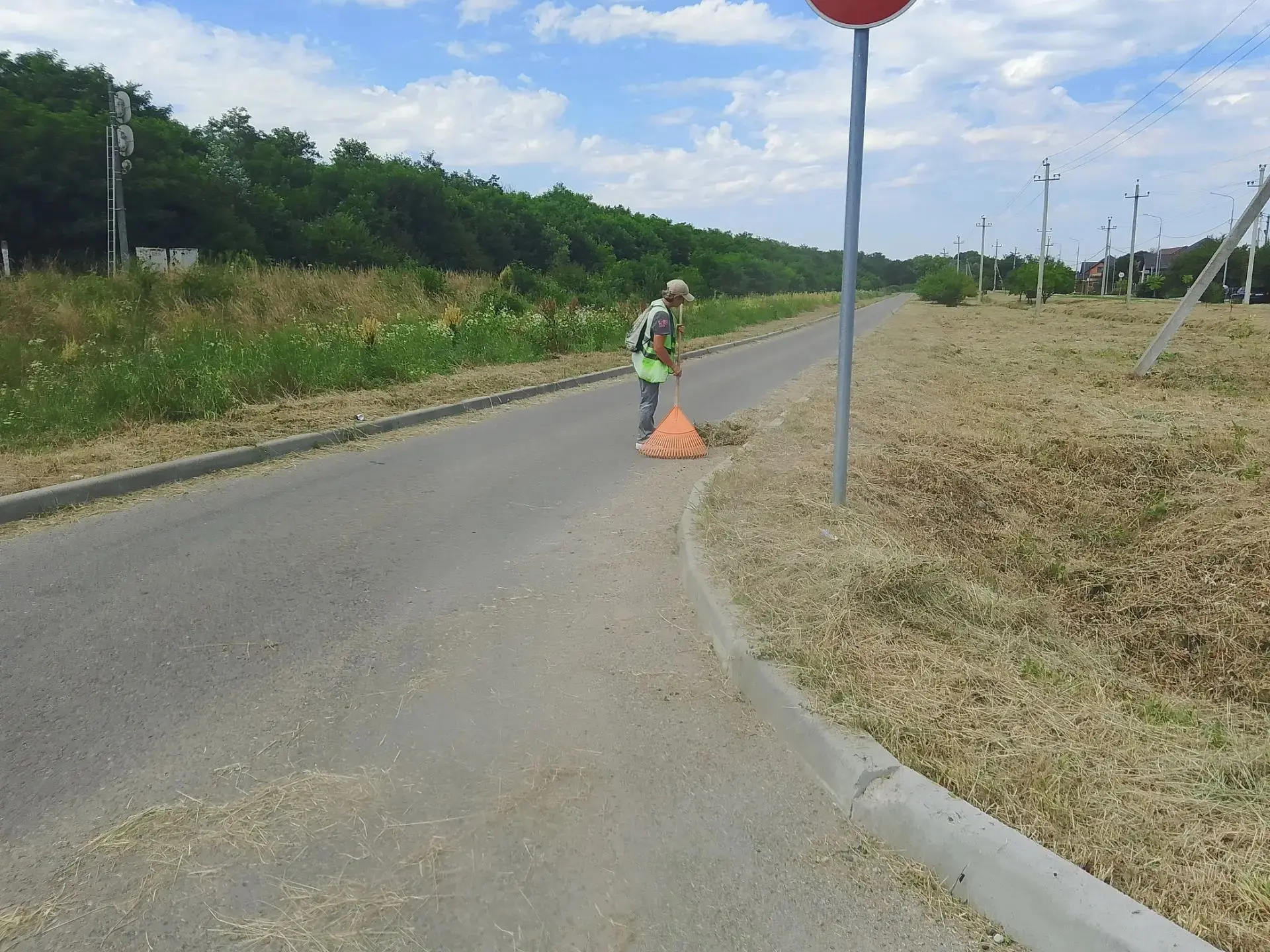 Сбор скошенной травы по улицам Буденного, Дюкарева, Гоголя пгт Мостовского