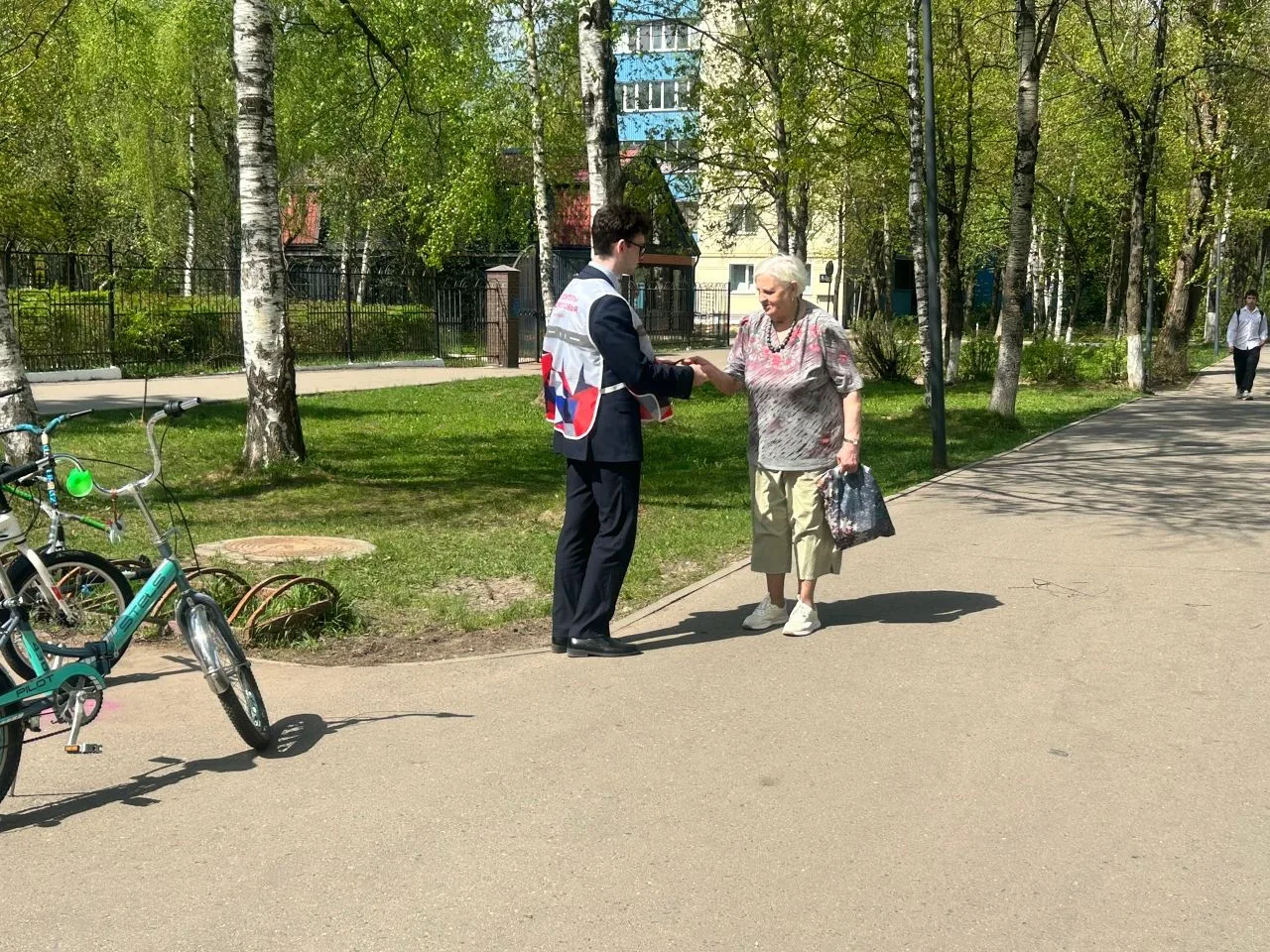 Волонтёры раздают символы памяти и гордости — георгиевские ленточки на улицах Краснознаменска.