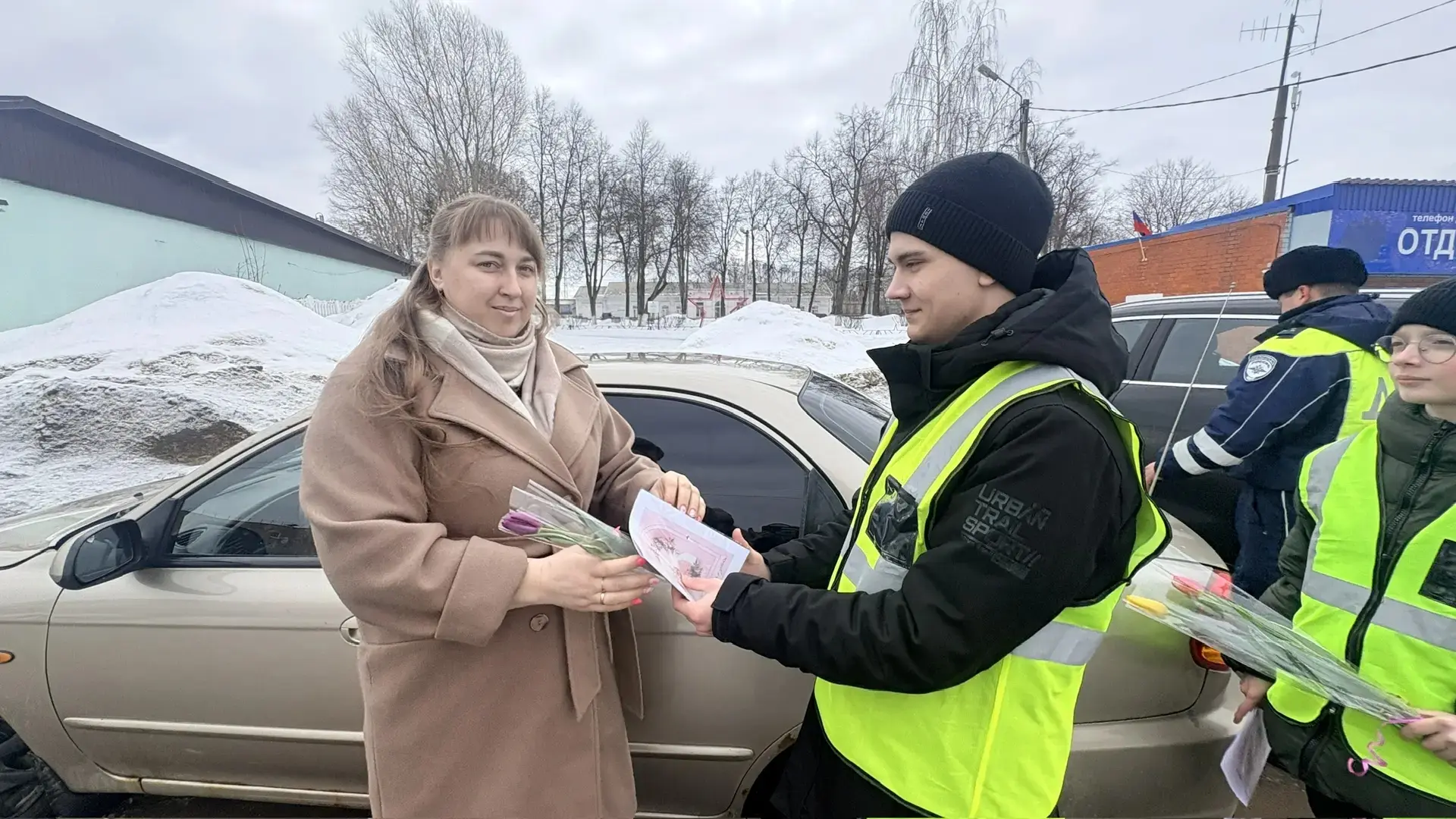 В преддверии Международного женского дня волонтёры нашей школы приняли участие в районной акции «Мам