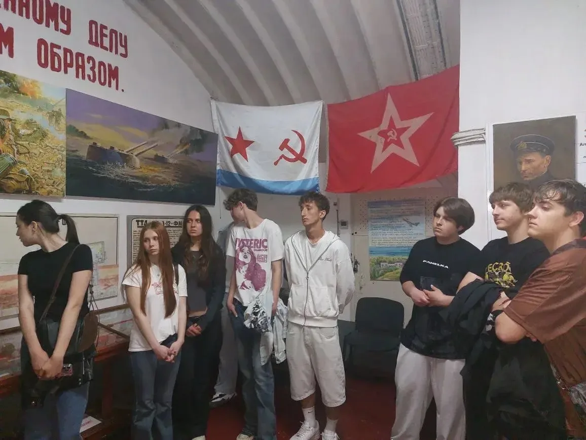 Память поколений

☀️Наши десятиклассники вместе с классным руководителем  Максимовой Надеждой Вячесл
