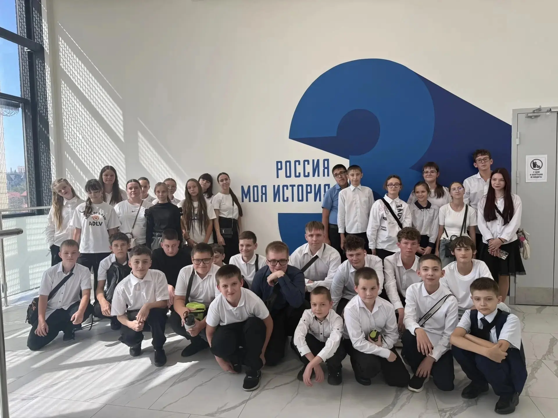 🕊В День солидарности в борьбе с терроризмом наши ребята побывали на фотовыставке в мол...