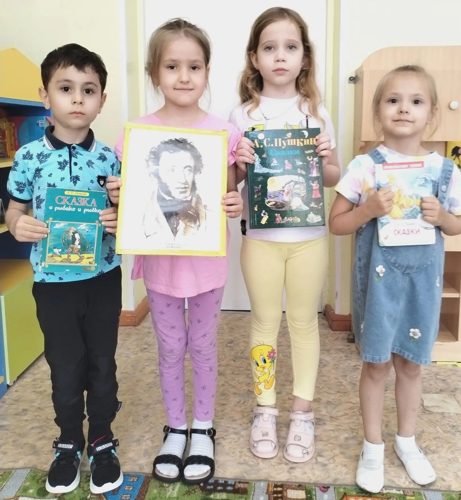 6 июня - Пушкинский день в нашей стране отмечается ежегодно. Воспитанники нашего детского сада тоже 