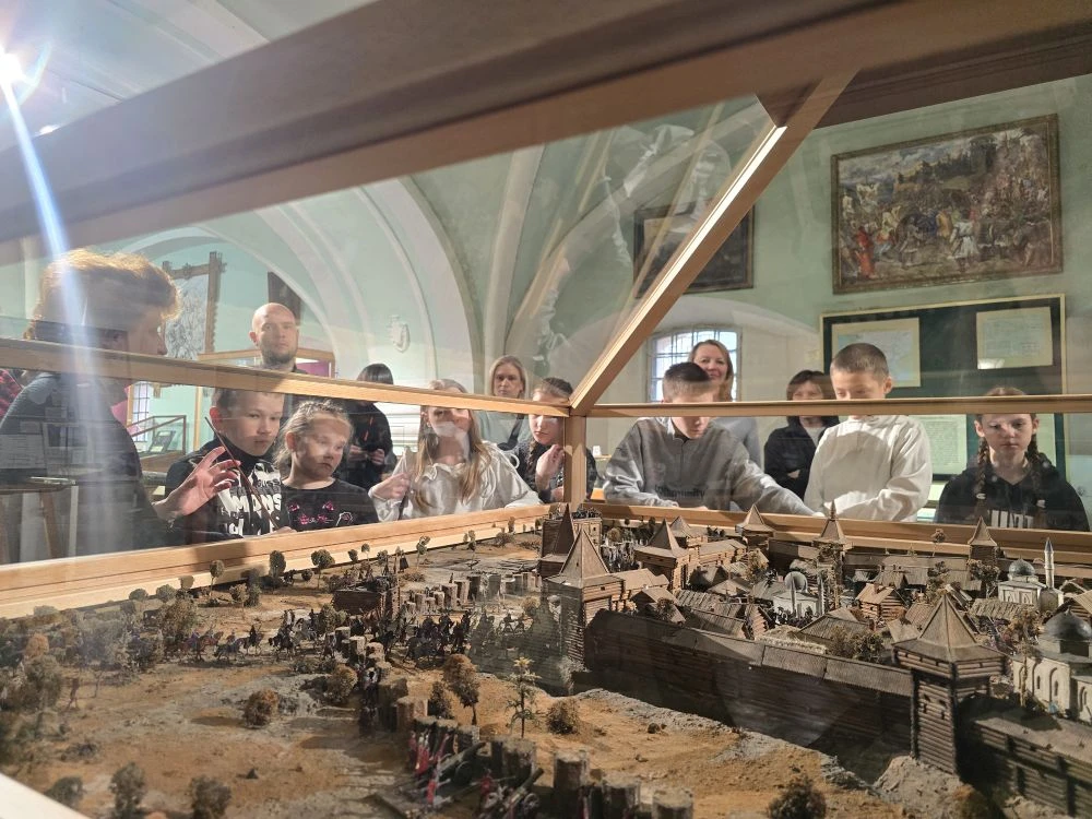 ⚔️ Вперёд в эпоху рыцарей! 🏰   Ребята из 5 «Л» класса вместе с родителями совершили настоящее путеше