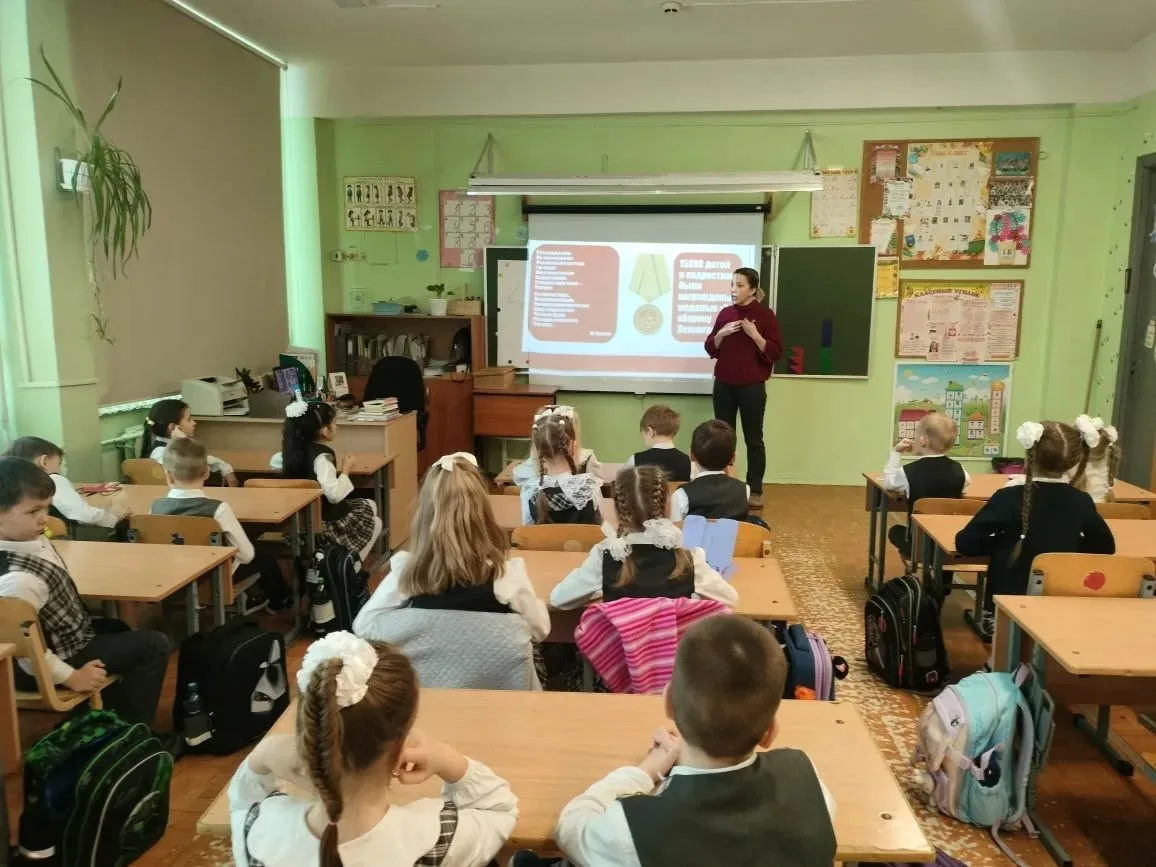27 января в 1 «Б» классе прошёл урок, посвящённый блокаде Ленинграда и Великой Отечеств...