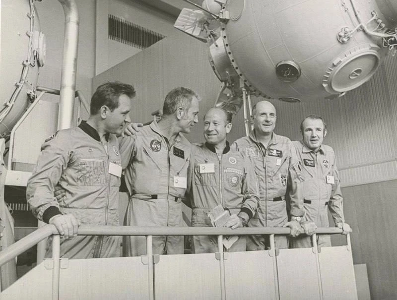 Экипаж "Союз – Аполлон" тренируется в Звездном городке в 1975 году.

Советские Герои Советского Союз