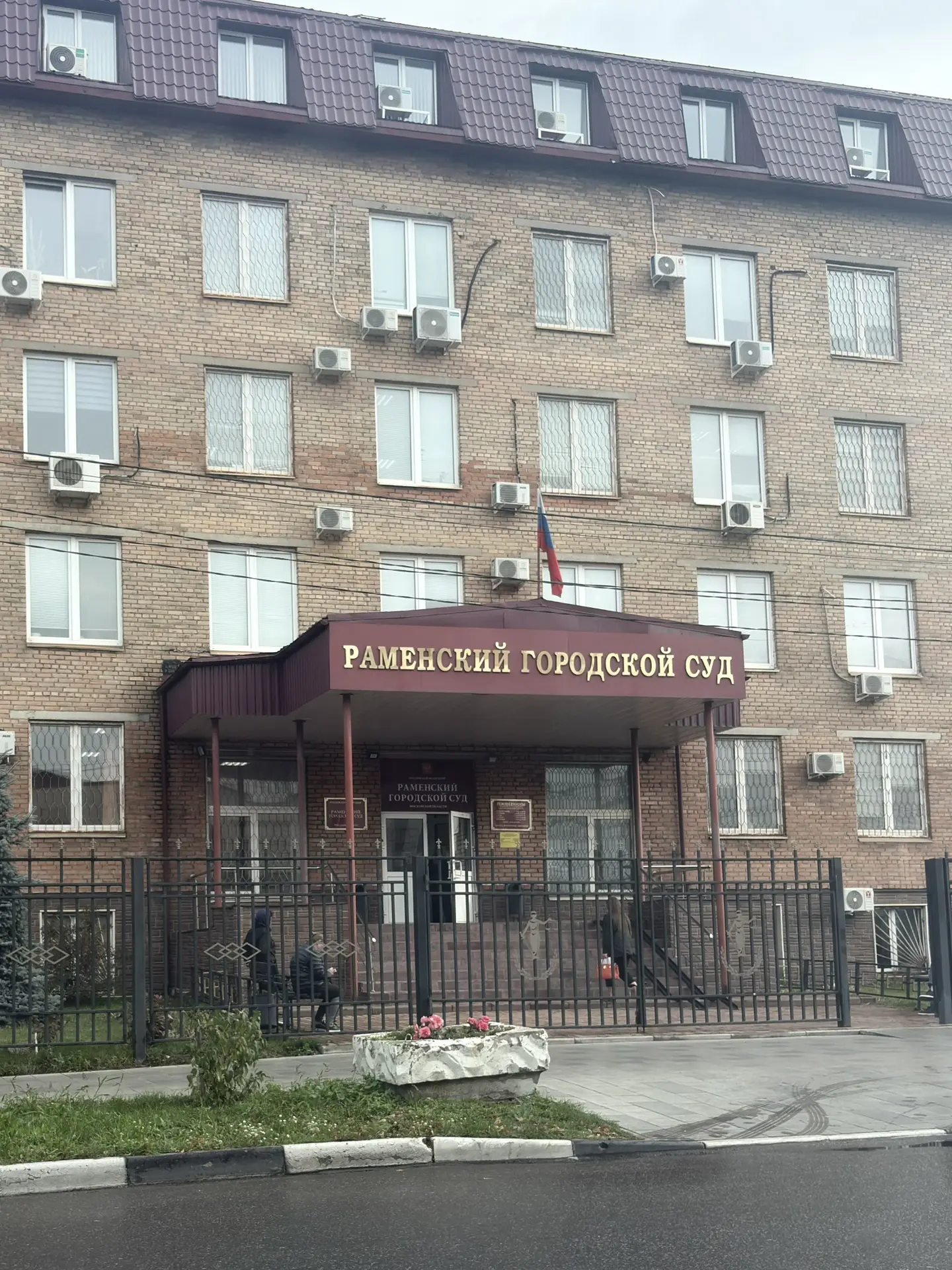 Понедельник. 9 утра. Где я? В суде. Слушаю, как два взрослых человека выясняют, кто из ...