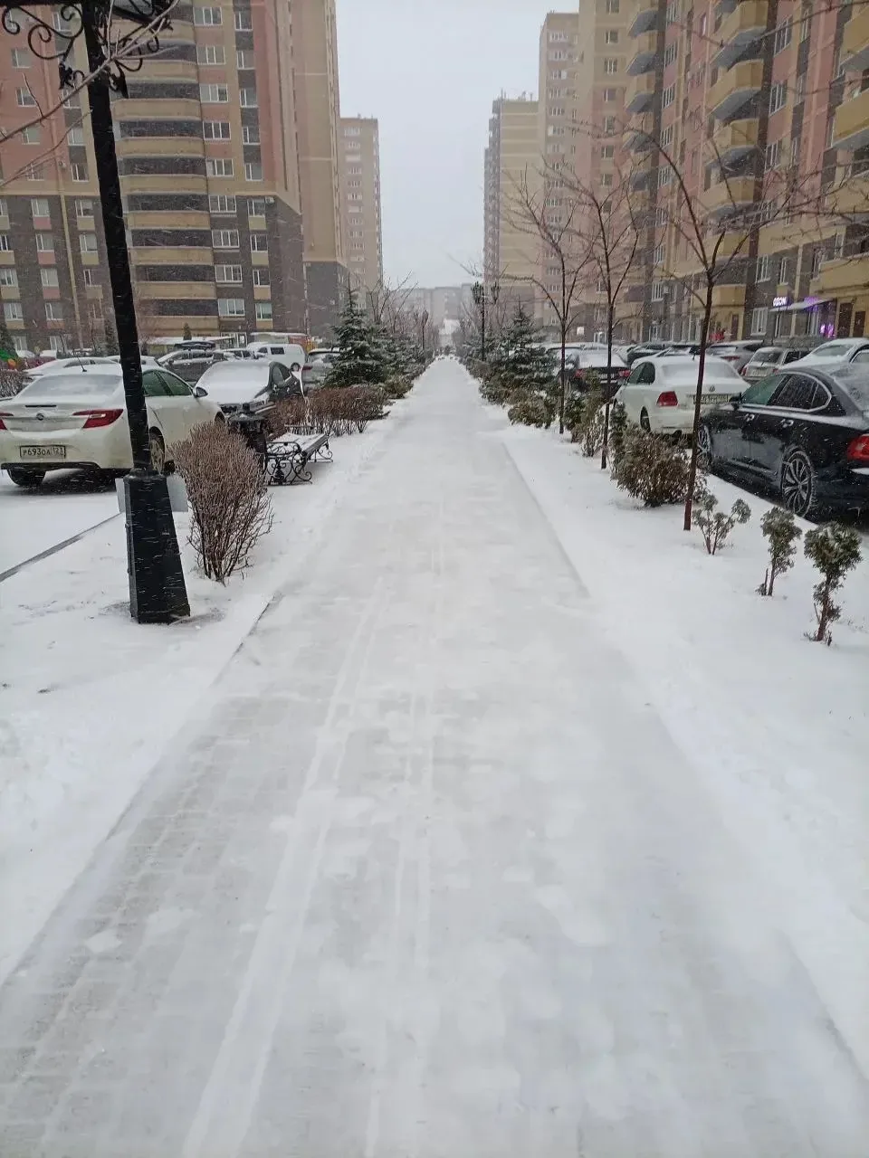 Уважаемые собственники!❄️  С раннего утра управляющая компания выполняет работы по уборке придомовой