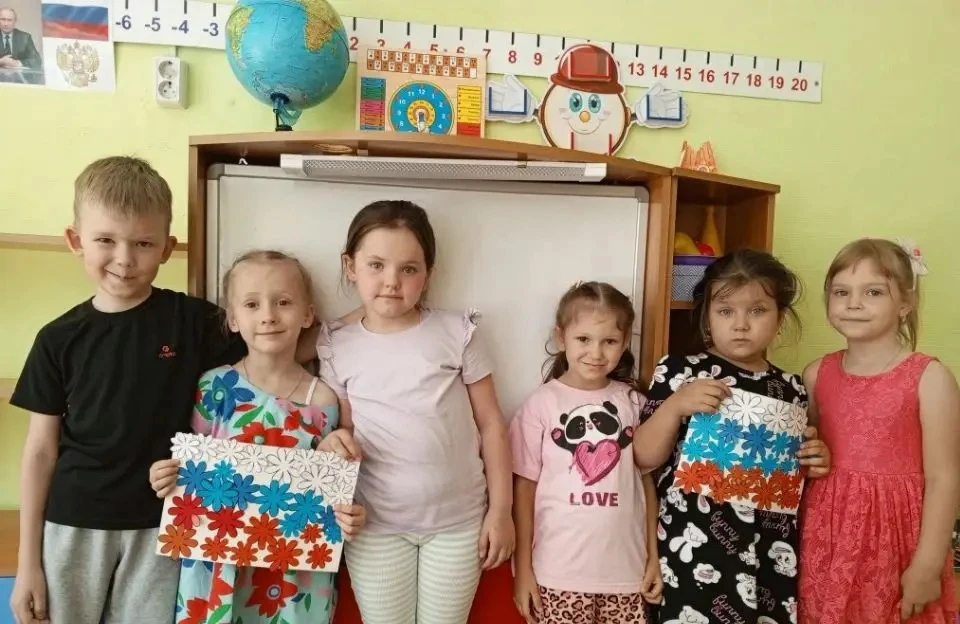 В предверии празднования Дня России, воспитанники  группы  изготовили флаг России.
Наша Родина – Рос