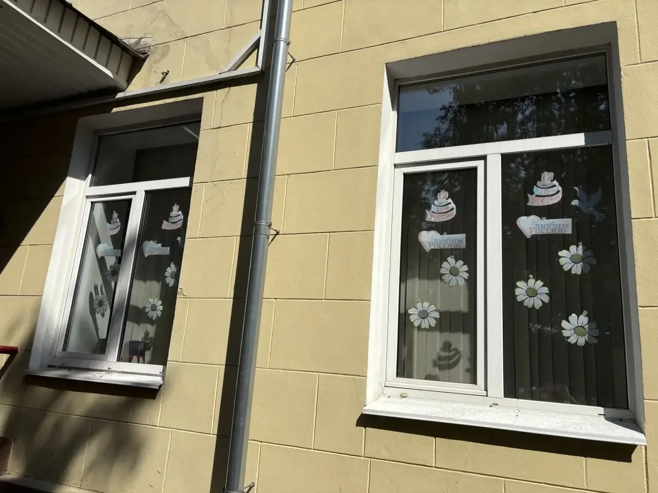 Сегодня 1  корпус нашей школы принял участие в акциях «Окна России», «Флаг России».

#РодинойГоржусь