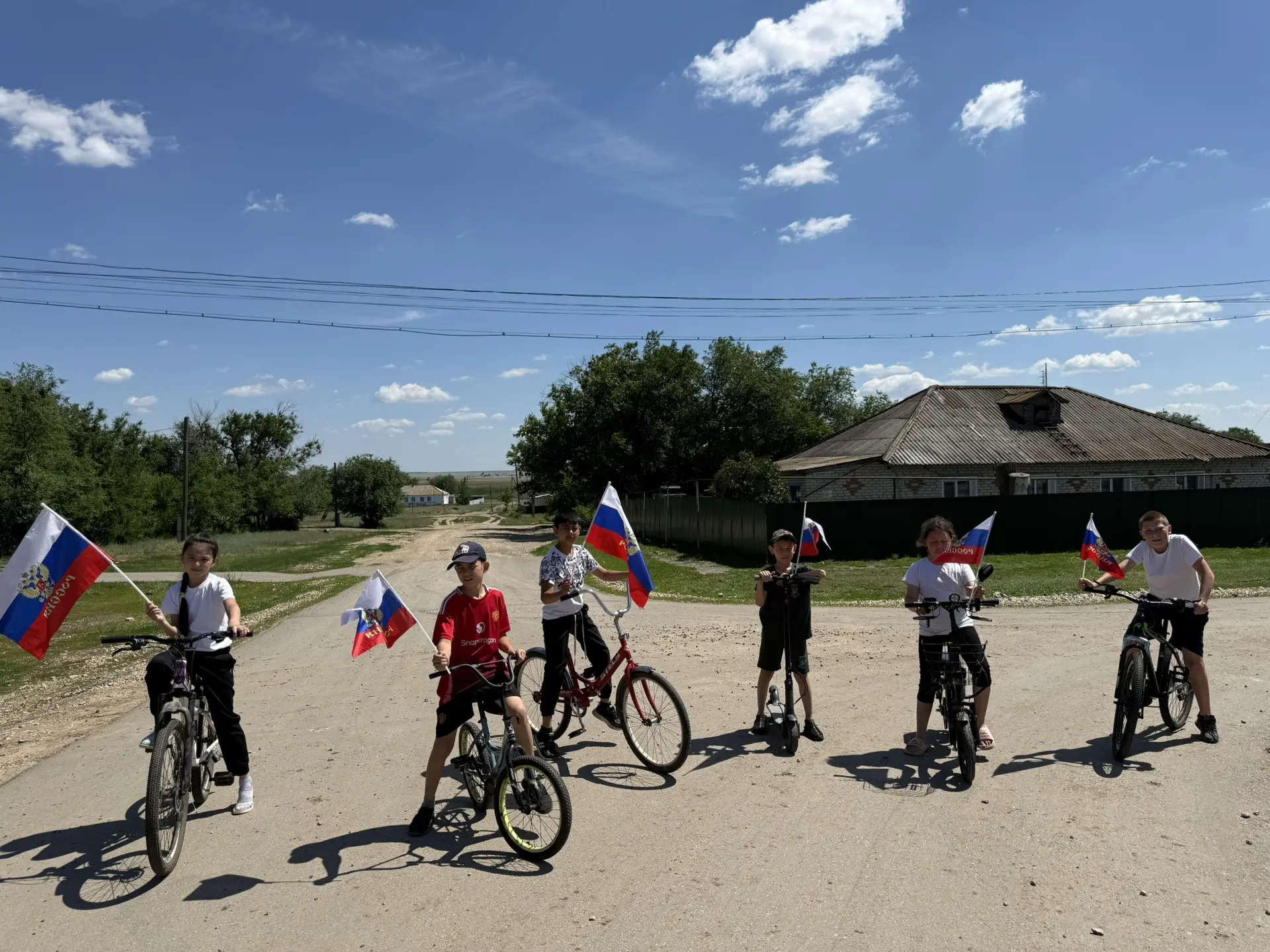 🇷🇺В преддверии праздника Дня России обучающиеся МОУ «СОШ им.К.Я.Малина» ОМР СО организовали велопр