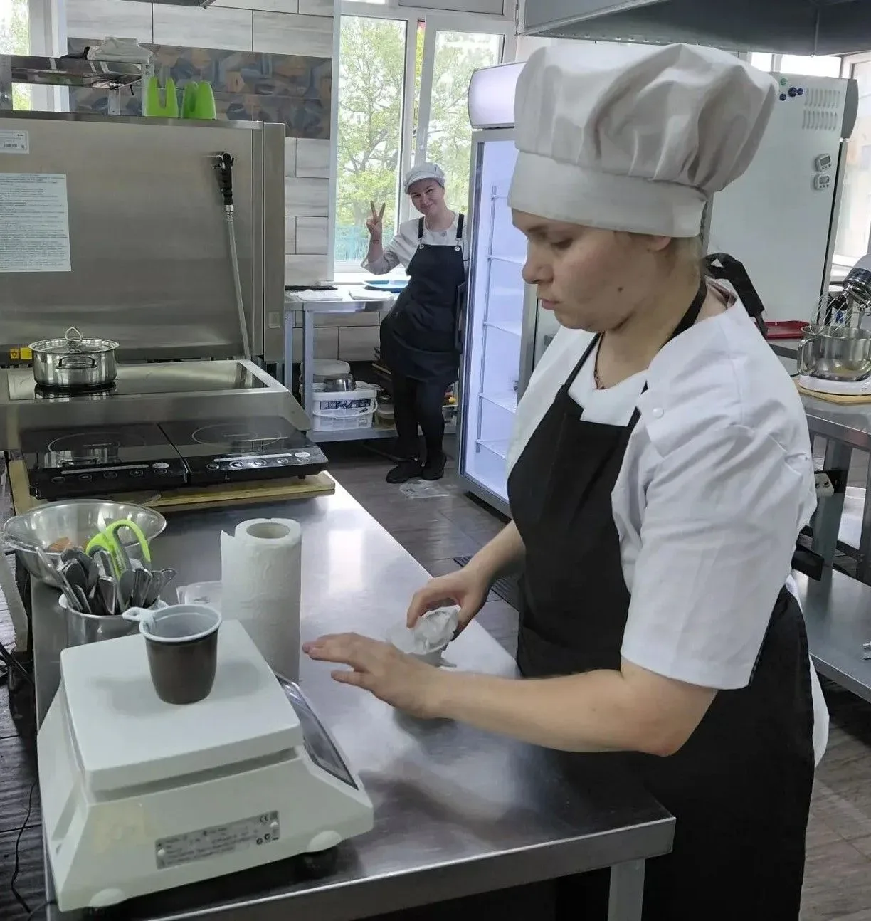 В группе ПКД-22 по специальности "Поварское и кондитерское дело" начался демонстрационный  экзамен. 