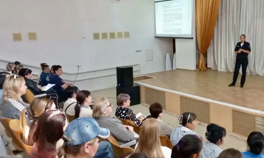 ⚡ Полицейские Краснодона обсудили с родителями безопасность детей