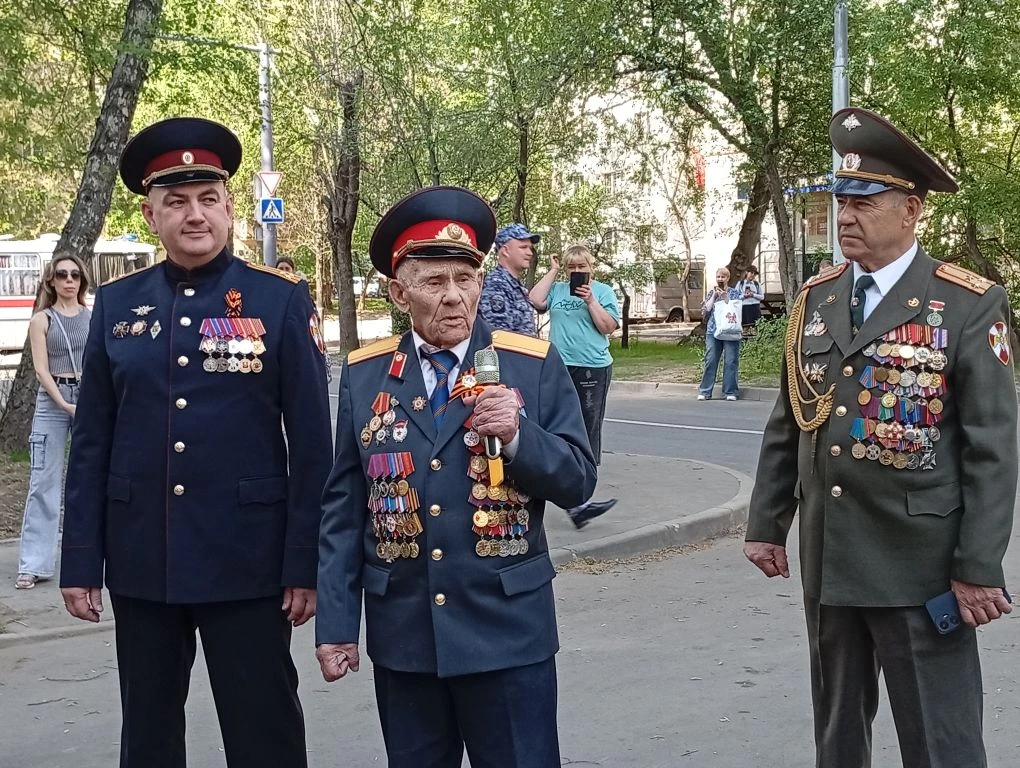 🎖️ Накануне Дня Победы кадеты нашей школы поздравили с праздником ветерана Великой Отечественной вой
