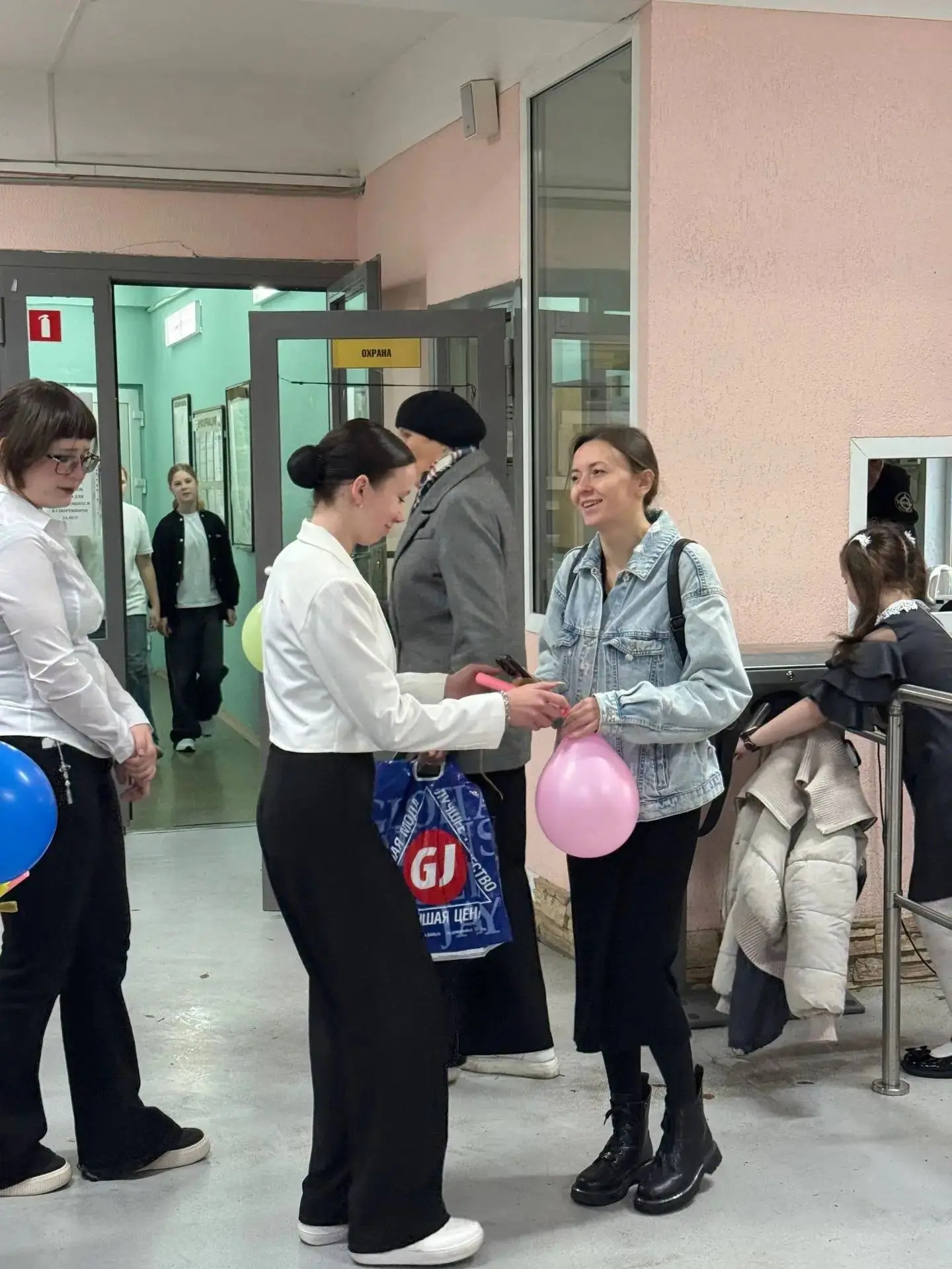 Сегодня утром наш 11 «А» класс в роли администрации встречал любимых учителей с душевны...