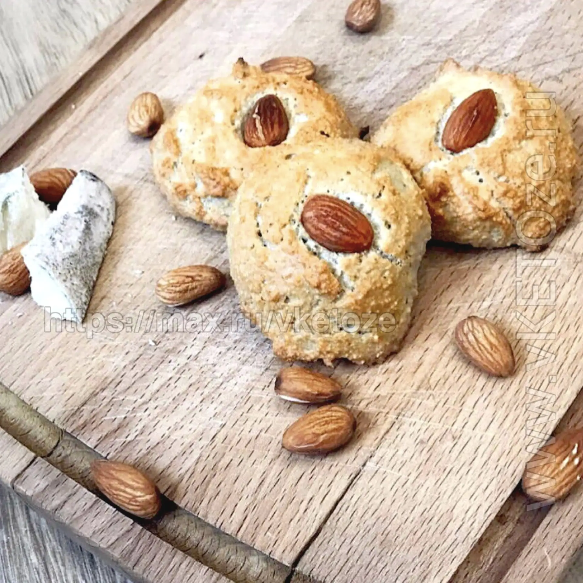 Миндальное печенье 🍪  🔸Яичные белки - 2шт  🔸Миндальная мука - 100г 🔸Сах.зам и ванилин - по вкусу   ✔