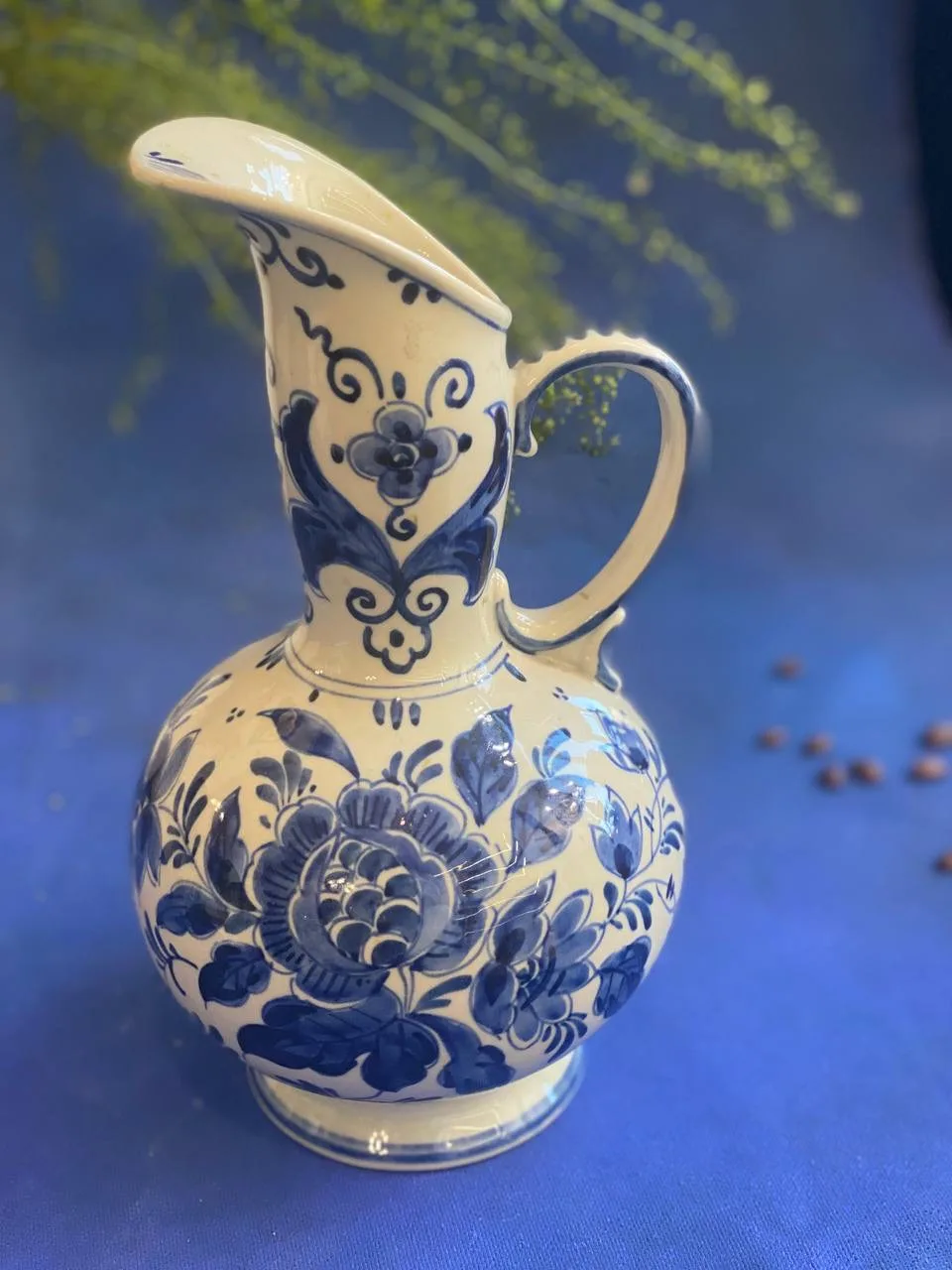 винтажный кувшин Delft
яркий представитель знаменитого дельфтского фарфора (фаянса), с росписью с тр