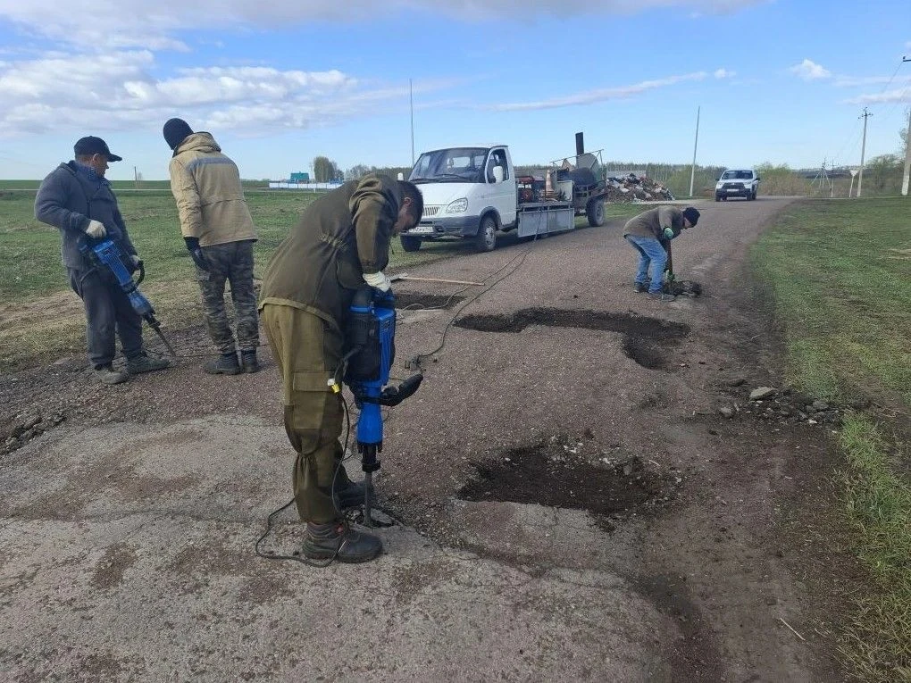 В селе Ишпарсово идут дорожные работы. Подрядная организация проводит ямочный ремонт на...