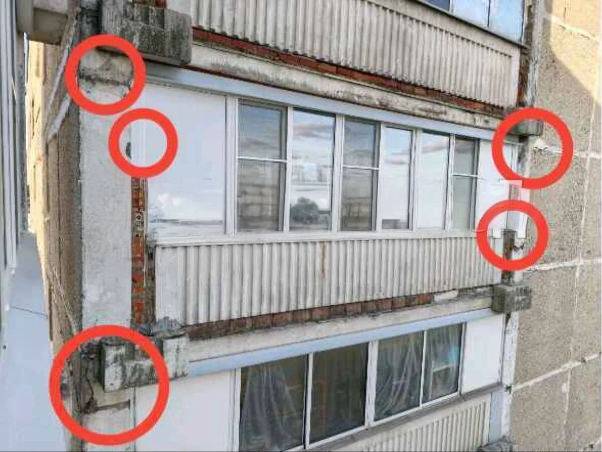 🏚 В Рязанском районе жители жалуются на разрушение фасада